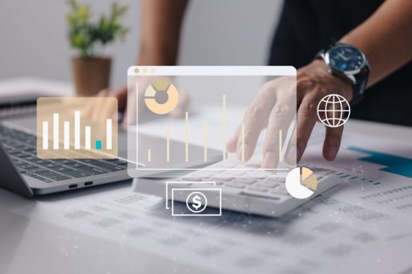 SEO și Conținutul Generat de Utilizatori: Cum Să Impulsionați Interacțiunea și Credibilitatea 3 idea business analysis times financial economic uncertainty businesspeople use laptops analyze market look solutions ideas 750x500 1